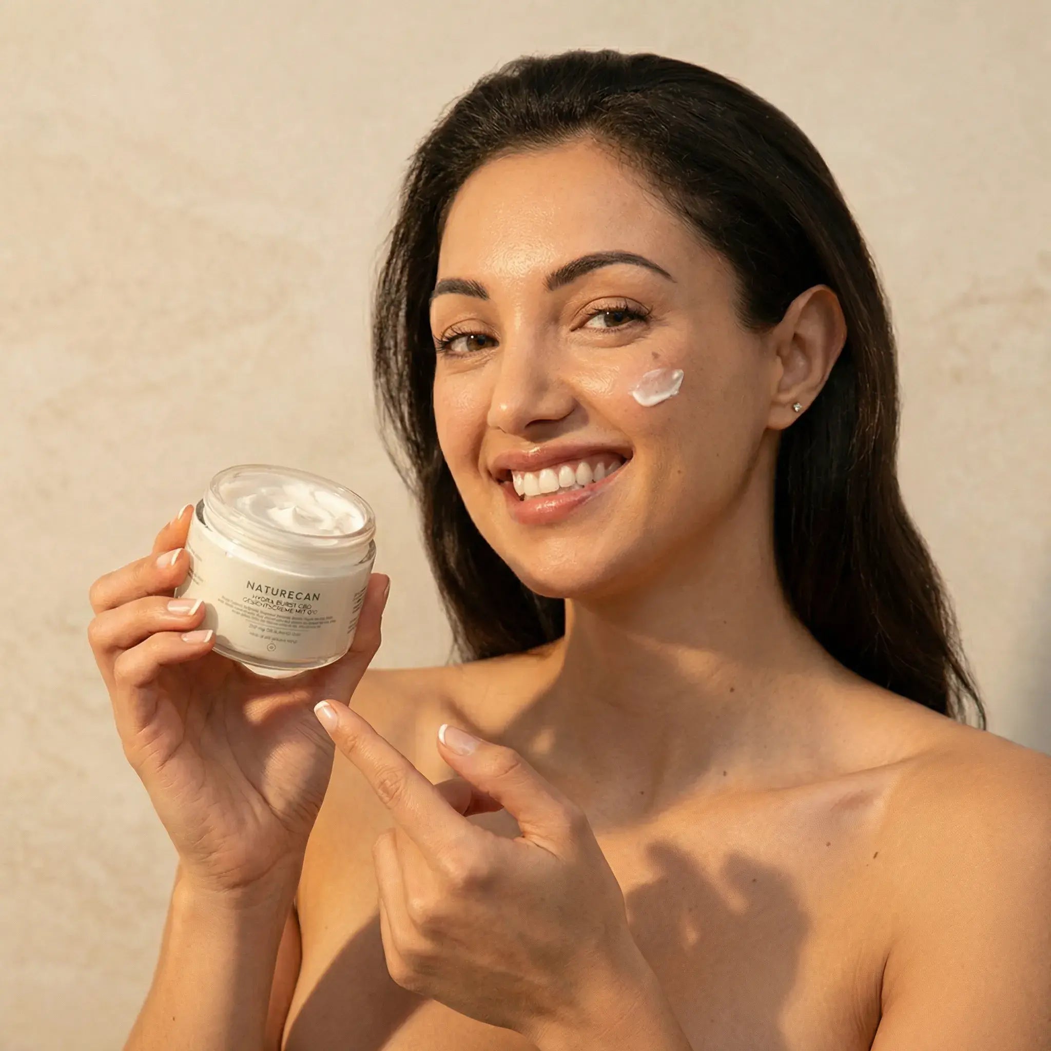 Kosteuttava CBD-päivävoide iholla