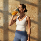 nainen juo proteiinijuomaa